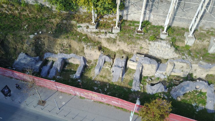 Tarihi hamam kaderine terk edildi: Evsizlere barınak oldu