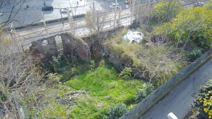 Tarihi hamam kaderine terk edildi: Evsizlere barınak oldu