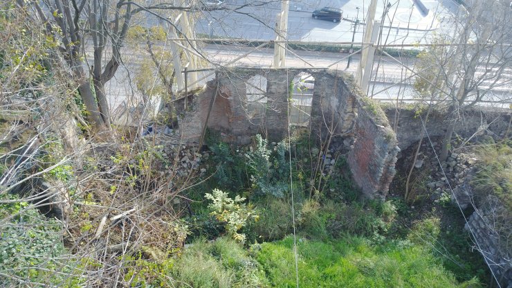 Tarihi hamam kaderine terk edildi: Evsizlere barınak oldu