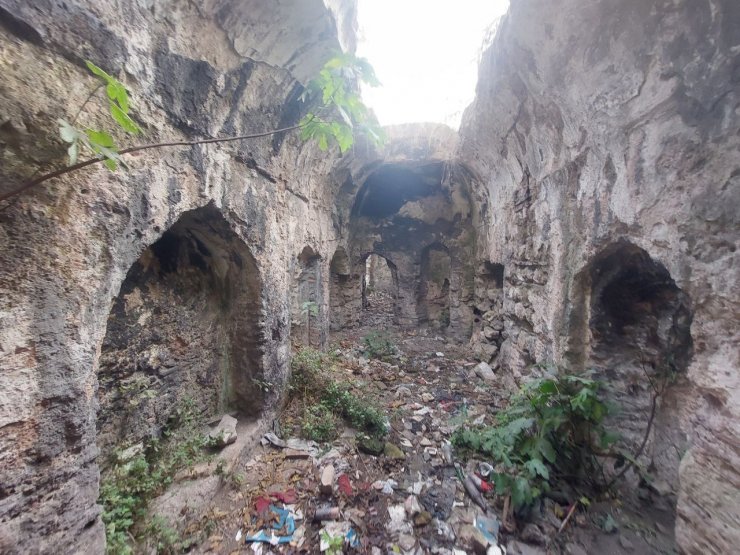 Tarihi hamam kaderine terk edildi: Evsizlere barınak oldu