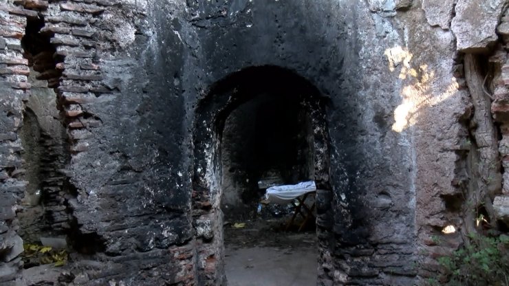 Tarihi hamam kaderine terk edildi: Evsizlere barınak oldu