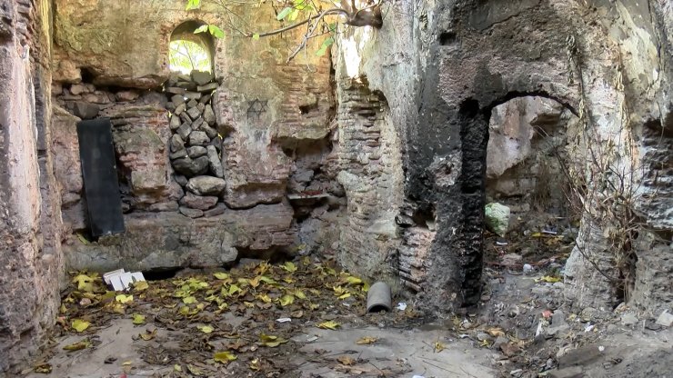 Tarihi hamam kaderine terk edildi: Evsizlere barınak oldu