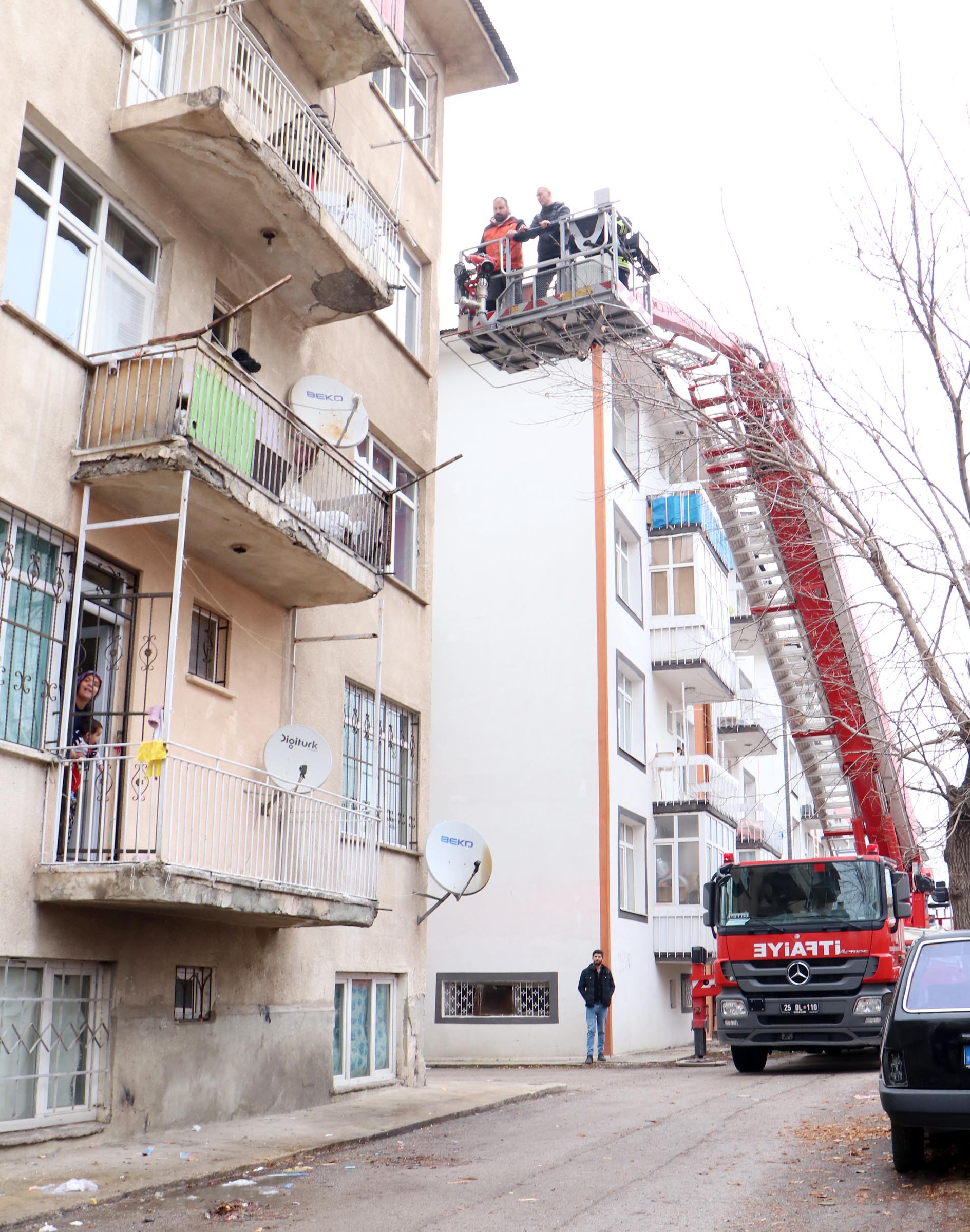 polisi-gorunce-atladigi-alt-katin-balkonunda-mahsur-kalinca-yakalandi-6123-dhaphoto5.jpg