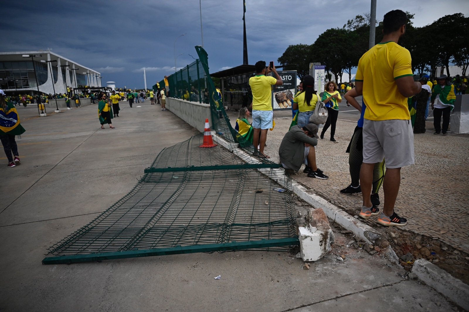 aa-20230108-29943026-29943023-brezilyada-yuzlerce-bolsonaro-destekcisi-kongre-binasini-basti.jpg