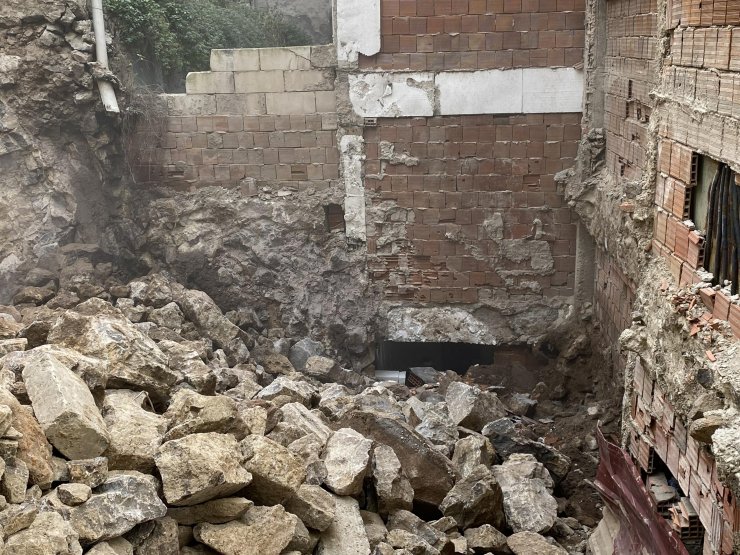 İzmir'de iş makinesi, evin duvarını yıktı