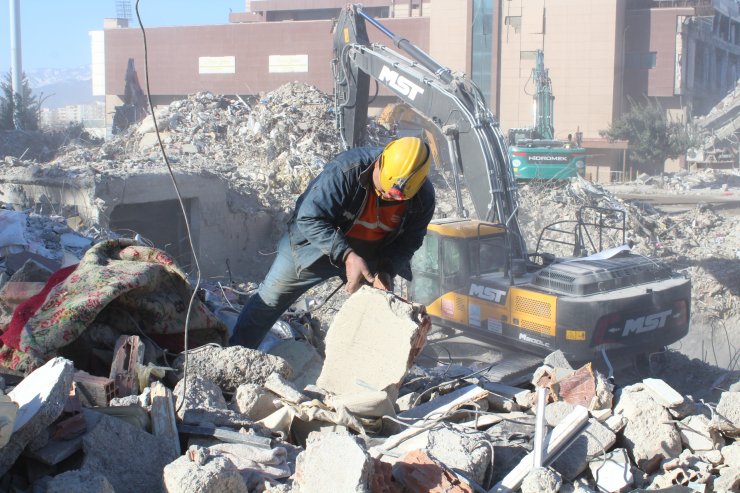 Emekli madenci, 5 yakınını toprağa verip kurtarma çalışmalarına katıldı