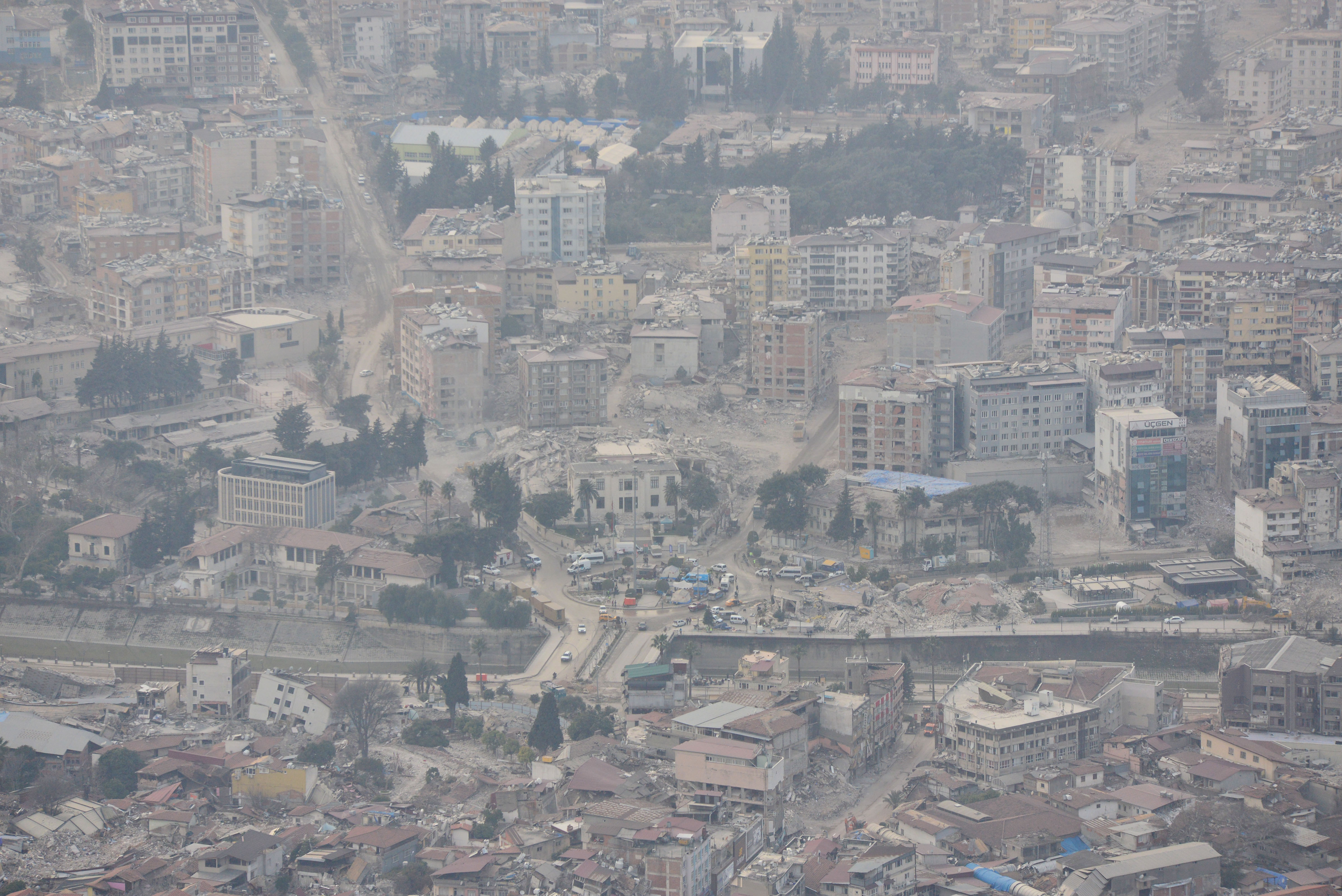 hatay-enkaz-tozu-altinda-9522-dhaphoto1.jpg