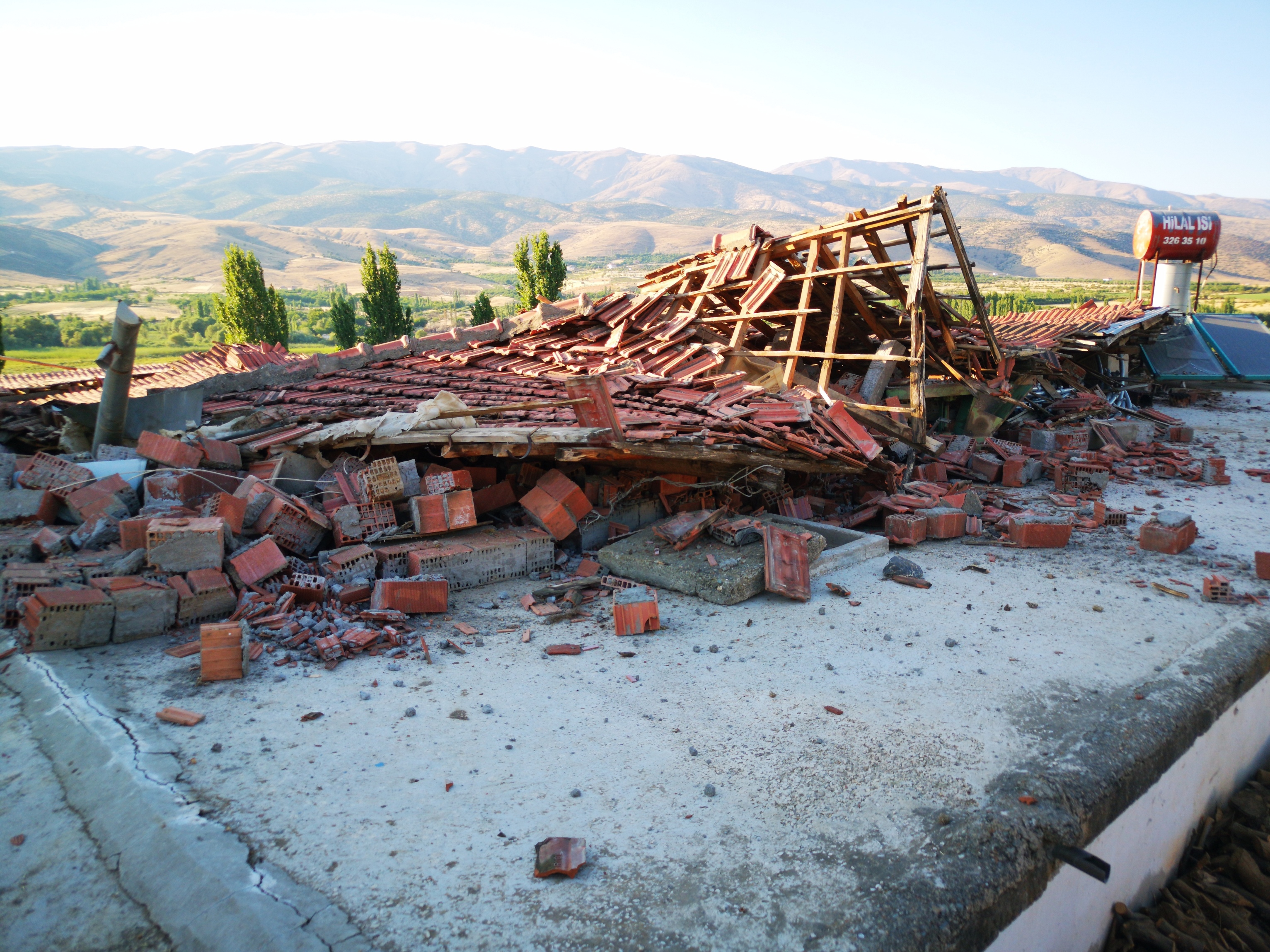 5-2lik-depremden-sonra-malatyada-derin-yariklar-olustu-1275-dhaphoto10.jpg
