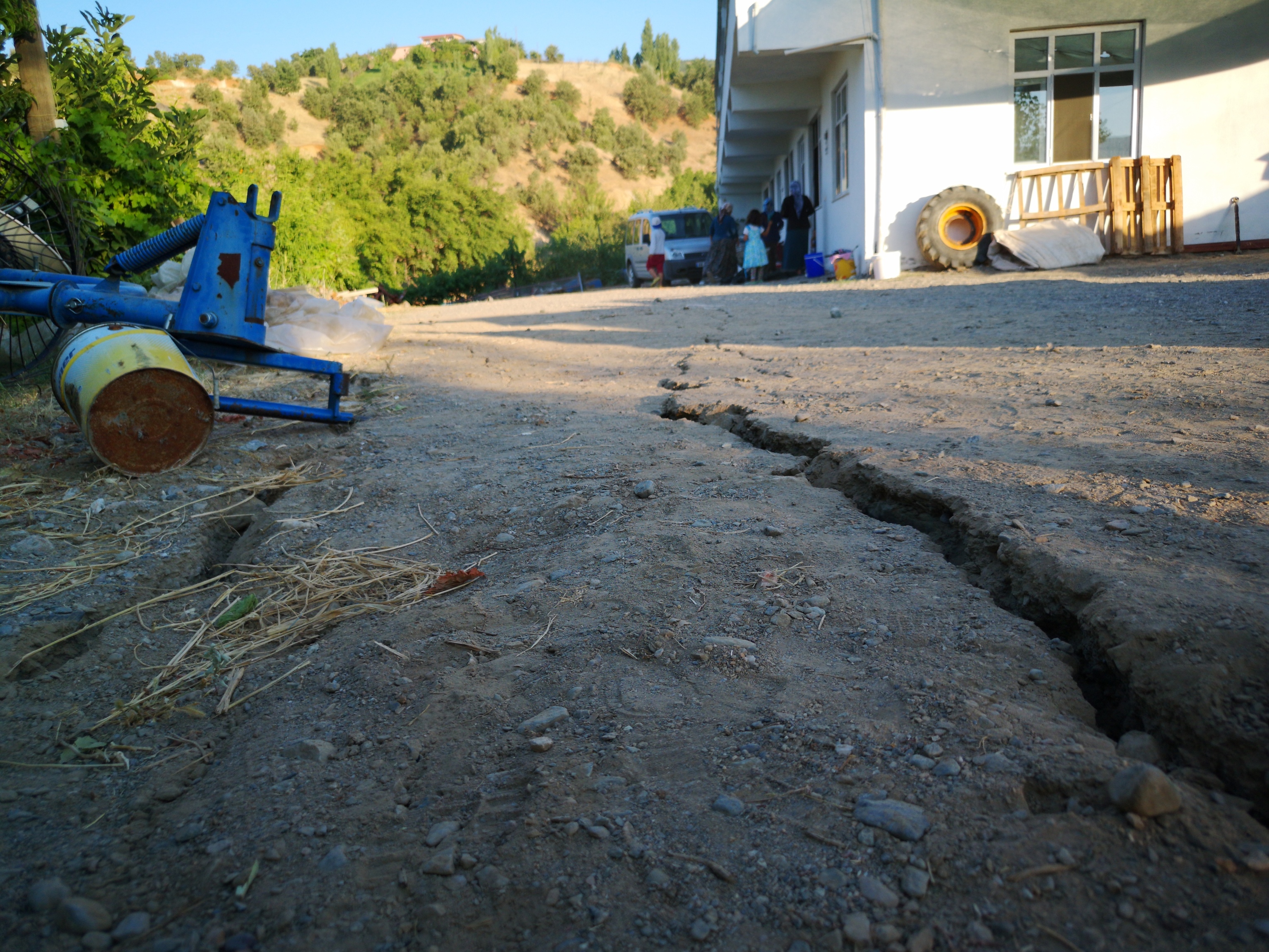 5-2lik-depremden-sonra-malatyada-derin-yariklar-olustu-1275-dhaphoto3.jpg