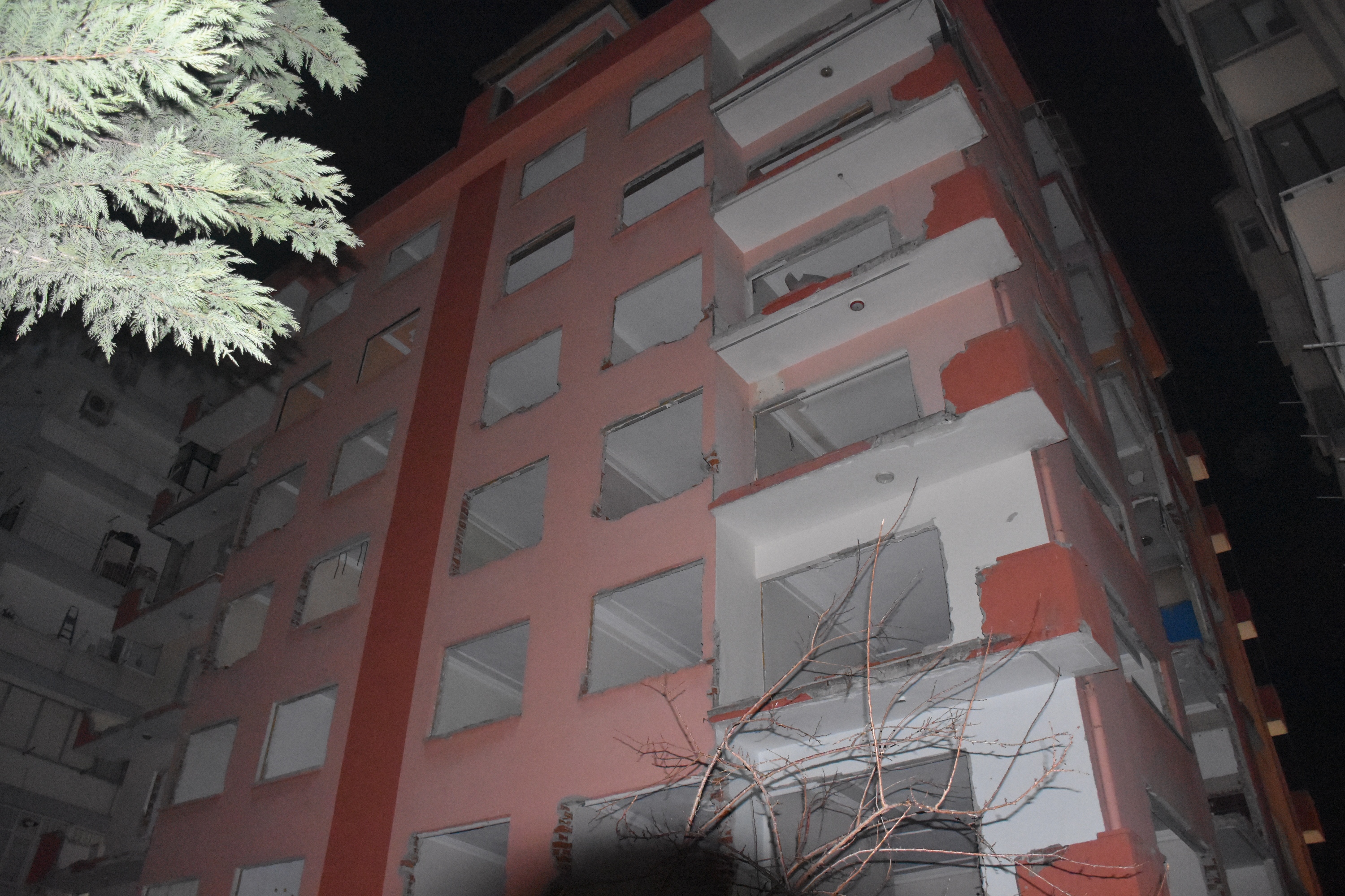 depremde-agir-hasar-goren-apartmanin-kapi-pencere-ve-korkuluklari-calindi-2028-dhaphoto6.jpg