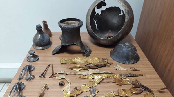 Fatih'te tarihi eser kaçakçılarına yönelik düzenlenen operasyonda ‘alıcı’ kılığında kaçakçılarla pazarlığa giren polis, Helenistik döneme ait 2 bin 200 yıllık tarihi taç ve altın objeler ele geçirdi. ile ilgili görsel sonucu